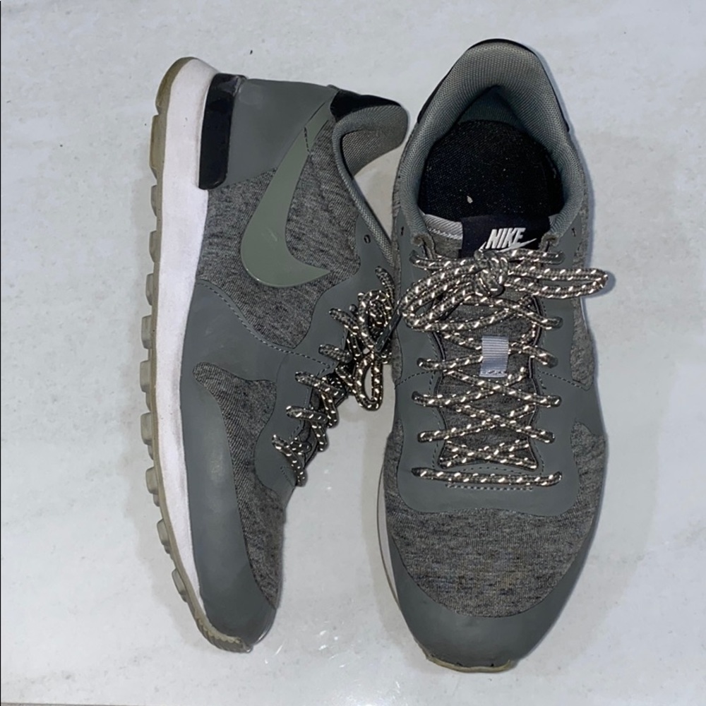 NIKE women’s internationalist gray sneakers